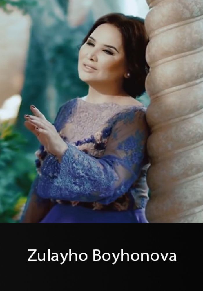 Көліктегі жалаңаш жігіттің суреті Ер мен әйел тікелей жыныстық қатынаста болады. Бейнені көрсету.