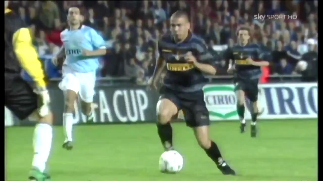 Қыздар өте жас және жалаңаш.