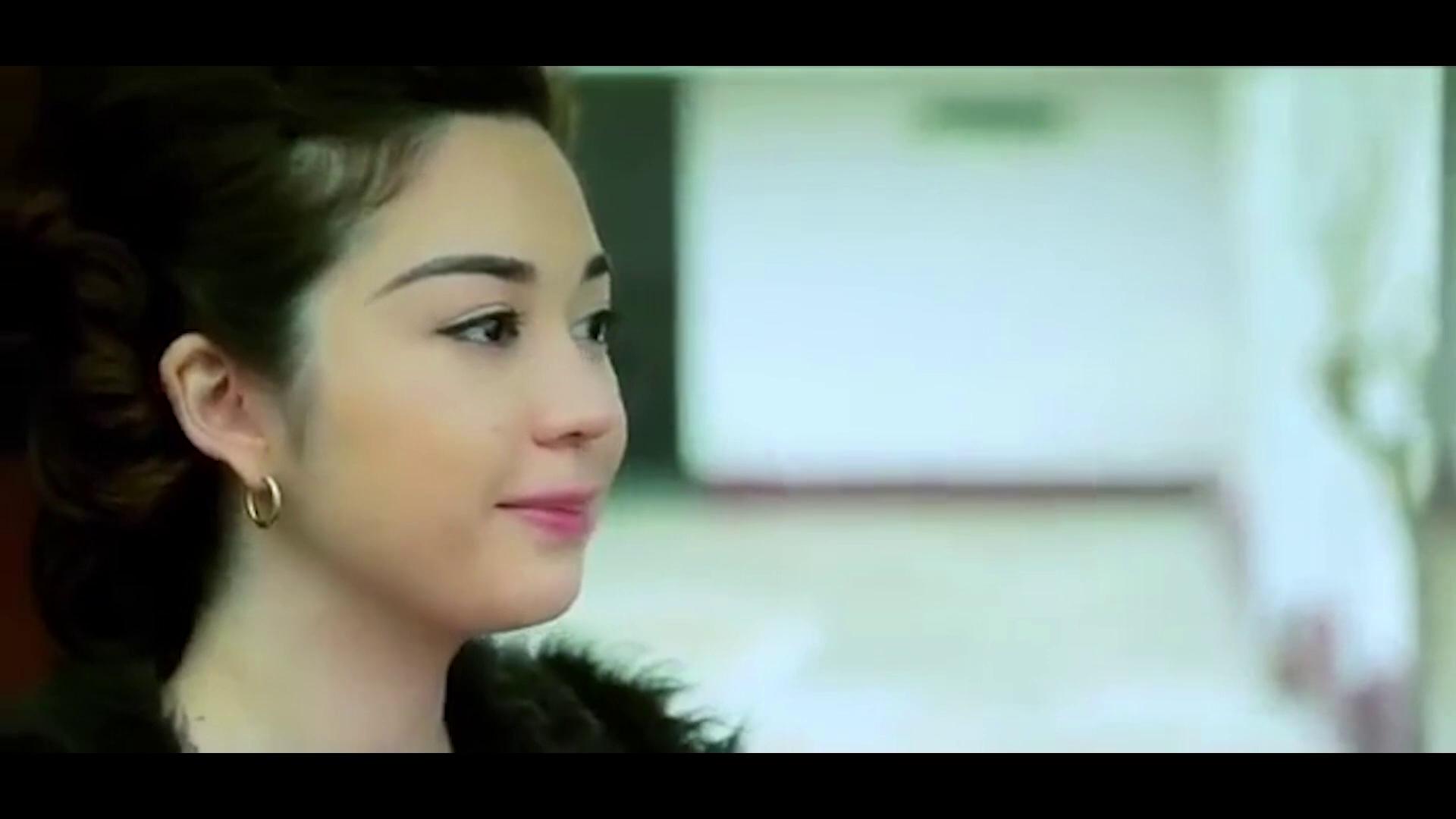 U etagini kotarib, trusigini tushirdi.